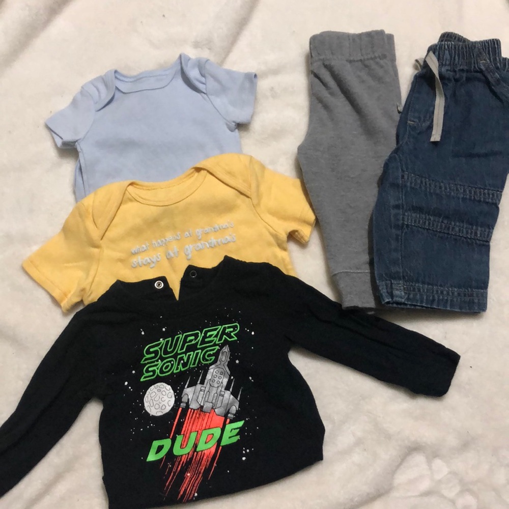 Boys 3-6m bundle. 3 onesies 2 pants